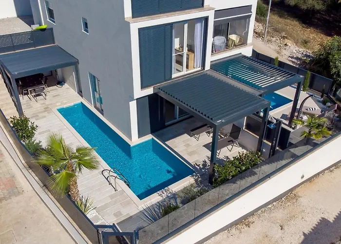 Chillzone - 20m To The Sea, Heated Pool