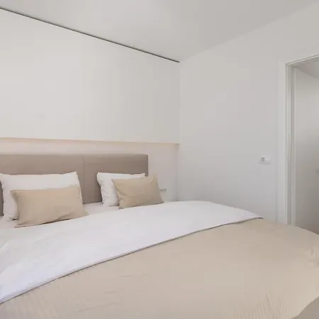 Chillzone - 20m To The Sea, Heated Pool Apartment *