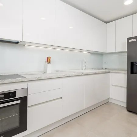 Chillzone - 20m To The Sea, Heated Pool Apartment