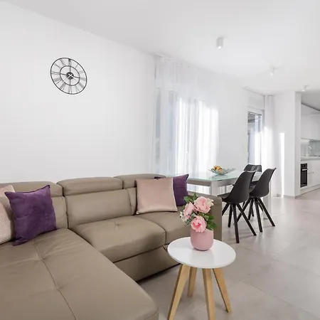 Chillzone - 20m To The Sea, Heated Pool