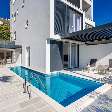 Apartment Chillzone - 20m To The Sea, Heated Pool Trogir