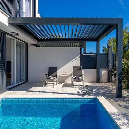 Chillzone - 20m To The Sea, Heated Pool Apartment *